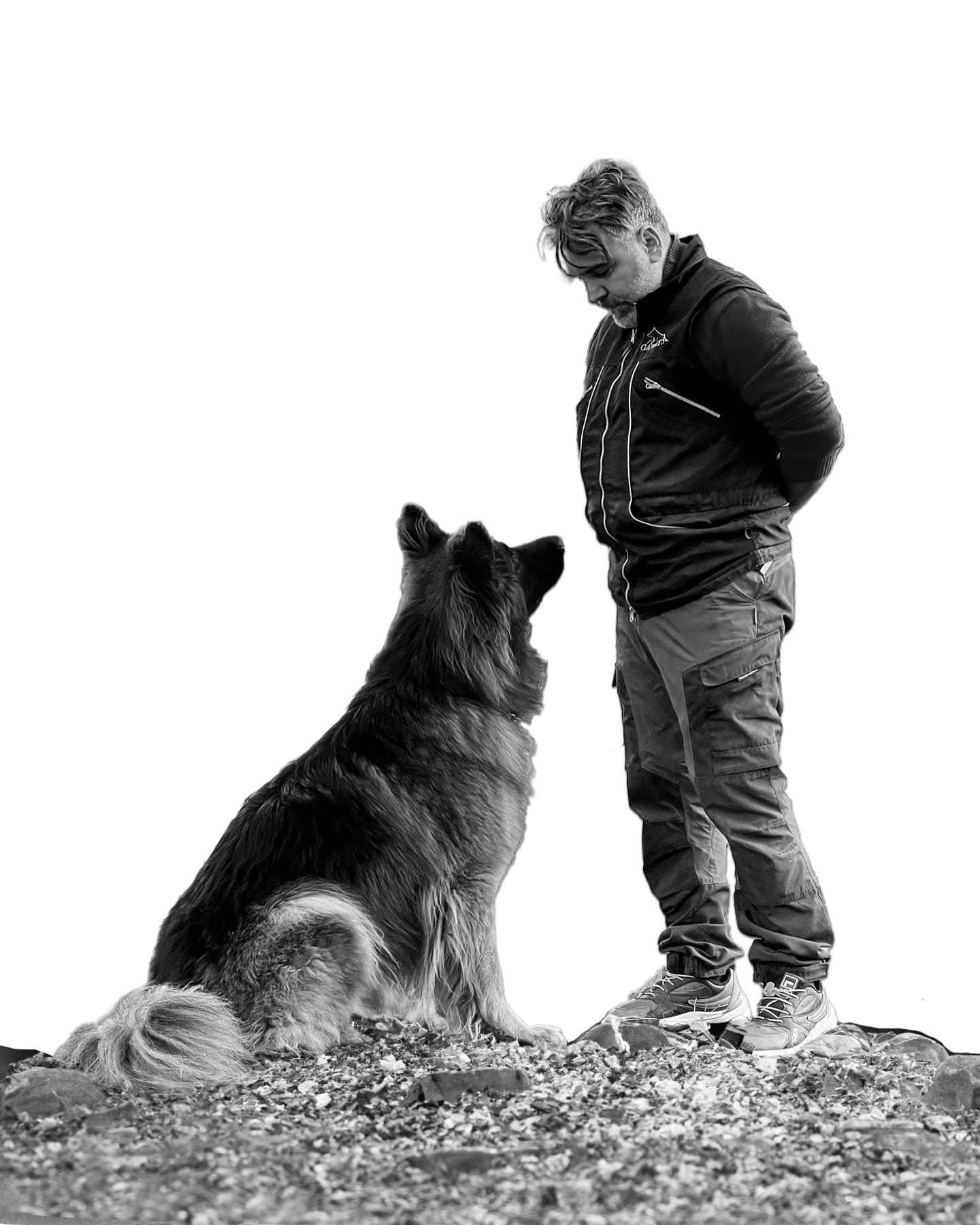 İrşat Üner with a dog on the training field